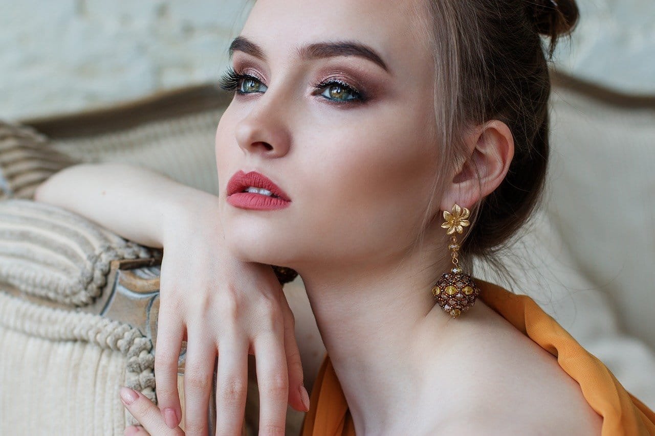 girl-2366438_1280