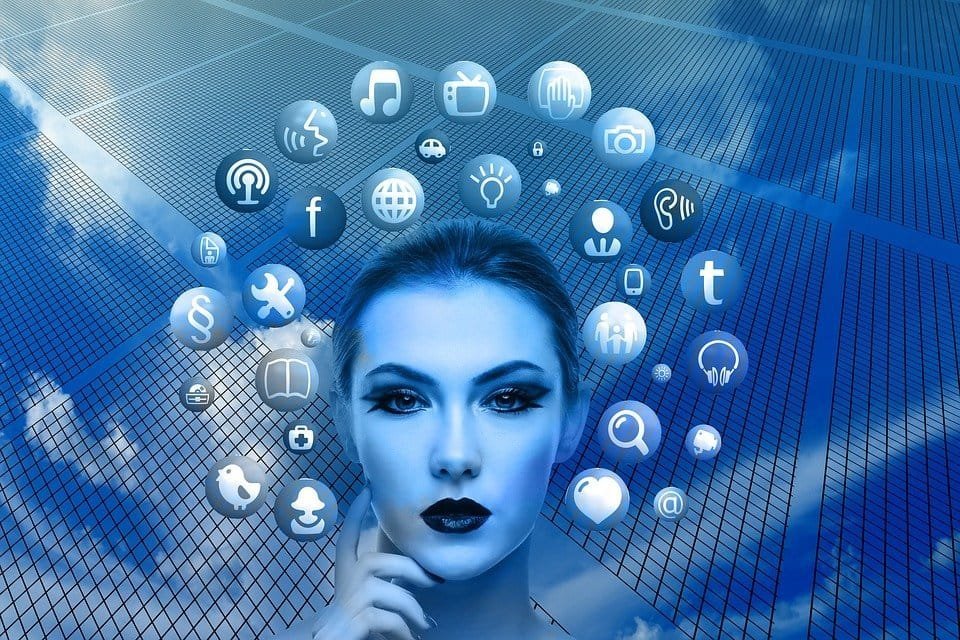 facebook-woman-1446557_960_720