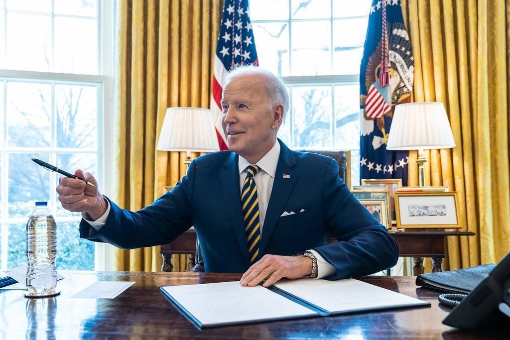 President Joe Biden signs an Executive Order banning the import of Russian oil, Tuesday, March 8, 2022, in the Oval Office of the White House. (Official White House Photo by Cameron Smith)